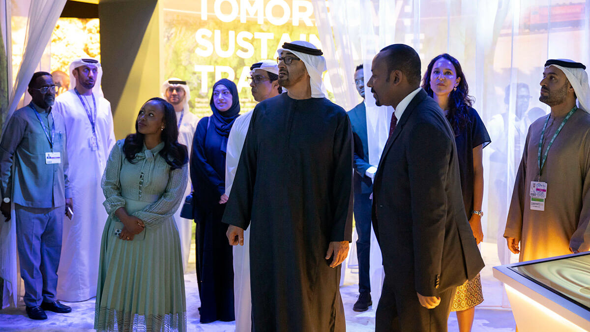 El jeque Mohamed bin Zayed al-Nahyan (C), y al primer ministro etíope, Abiy Ahmed Ali (CR), recorriendo la ciudad de la EXPO durante la COP28 Naciones Unidas. cumbre climática en Dubai el 30 de noviembre de 2023
PRESIDENCIA DE LOS EAU/HAMAD AL-KAABI