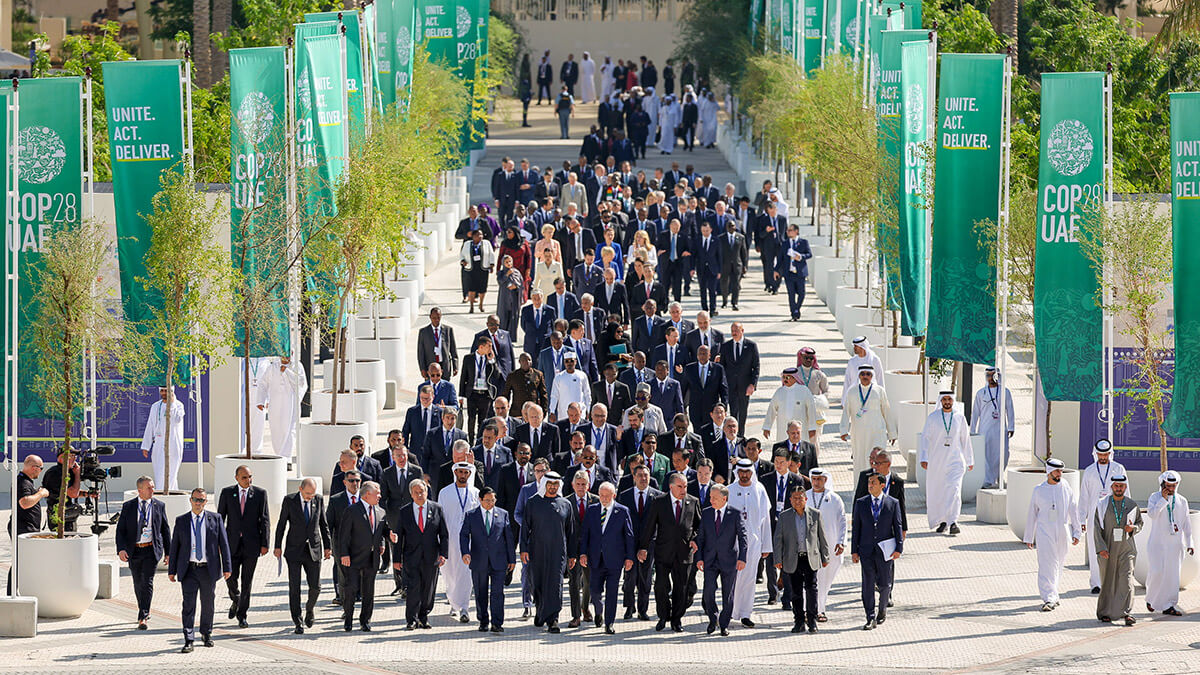 Líderes mundiales caminan por Al Wasl después de la foto grupal durante la Conferencia de las Naciones Unidas sobre el Cambio Climático (COP28), en Dubai, Emiratos Árabes Unidos, el 1 de diciembre de 2023
COP28/Neville Hopwood vía REUTERS