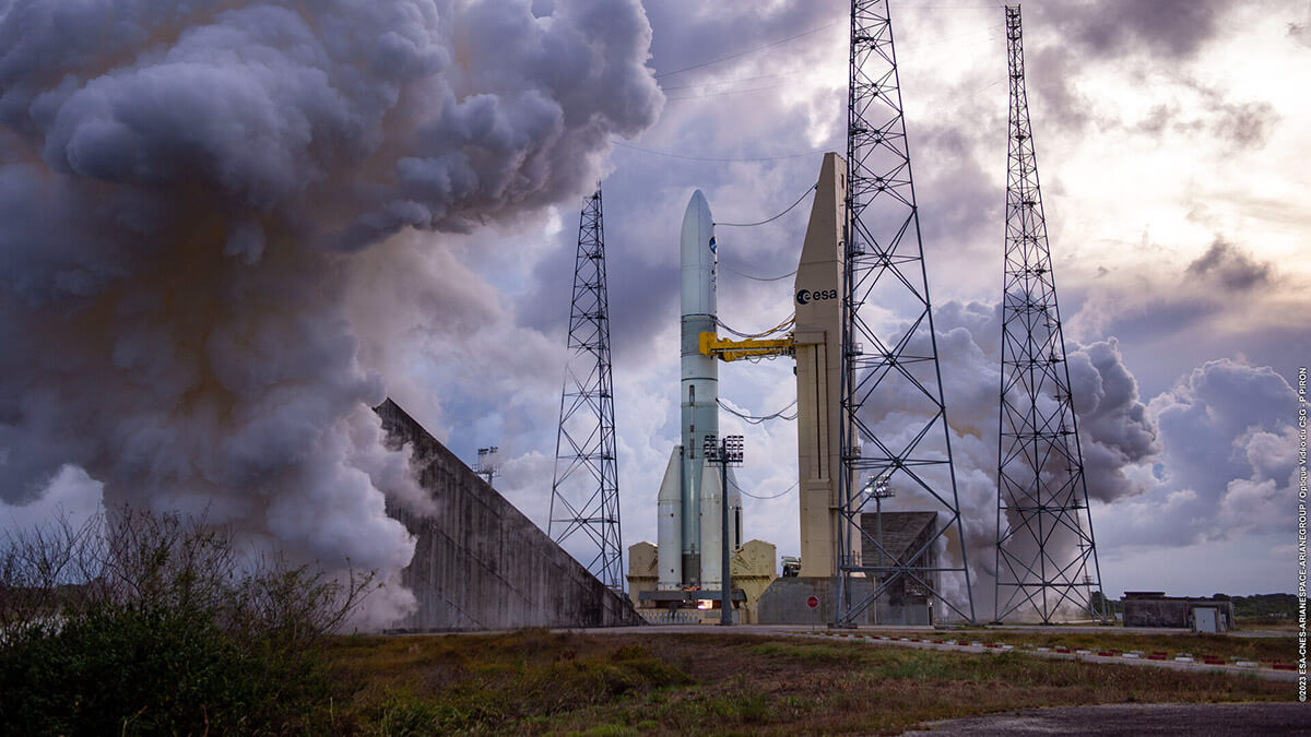 PHOTO/ESA-CNES-Arianespace-ArianeGroup-P.Piron - Un Ariane 6 fue sometido el 23 de noviembre en la Guayana francesa a un ensayo de encendido estático del motor criogénico Vulcain 2.1 para verificar su funcionamiento