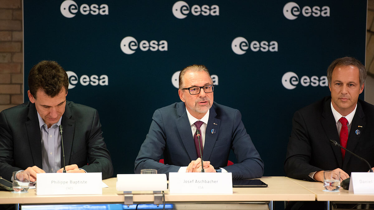 PHOTO/ESA - El director general de la ESA, Josef Aschbacher (centro), compareció el 30 de noviembre junto a los responsables del Ariane 6 para informar de que su primer despegue está previsto entre el 15 de junio y el 31 de julio