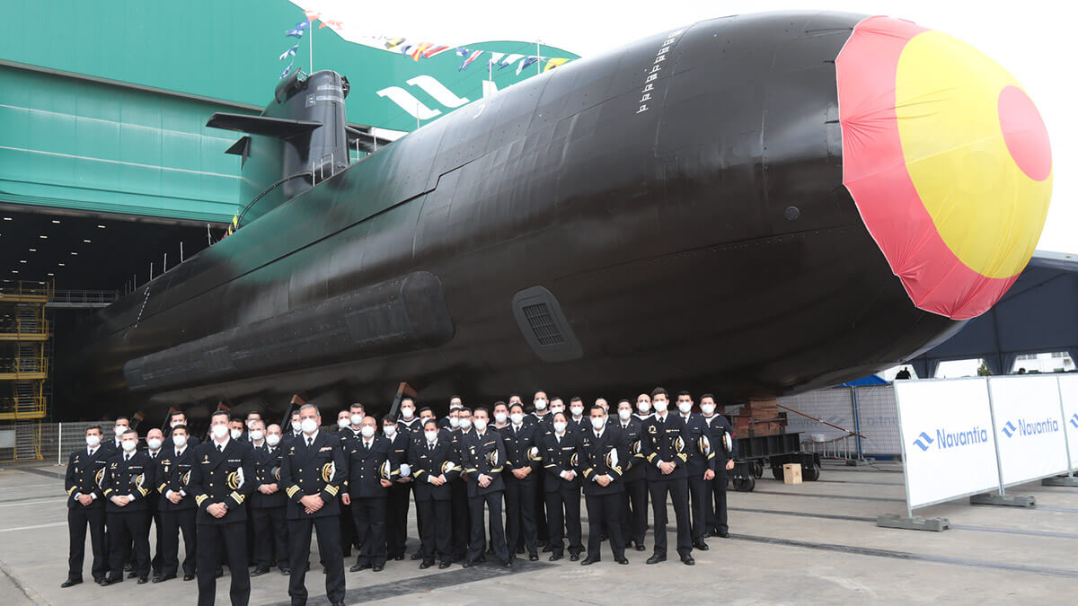 PHOTO/Armada - La imagen recoge la impresionante silueta del S-81 “Isaac Peral” junto a su tripulación, antes de su puesta a flote, ceremonia que tuvo en mayo de 2021 bajo la presidencia de los reyes de España