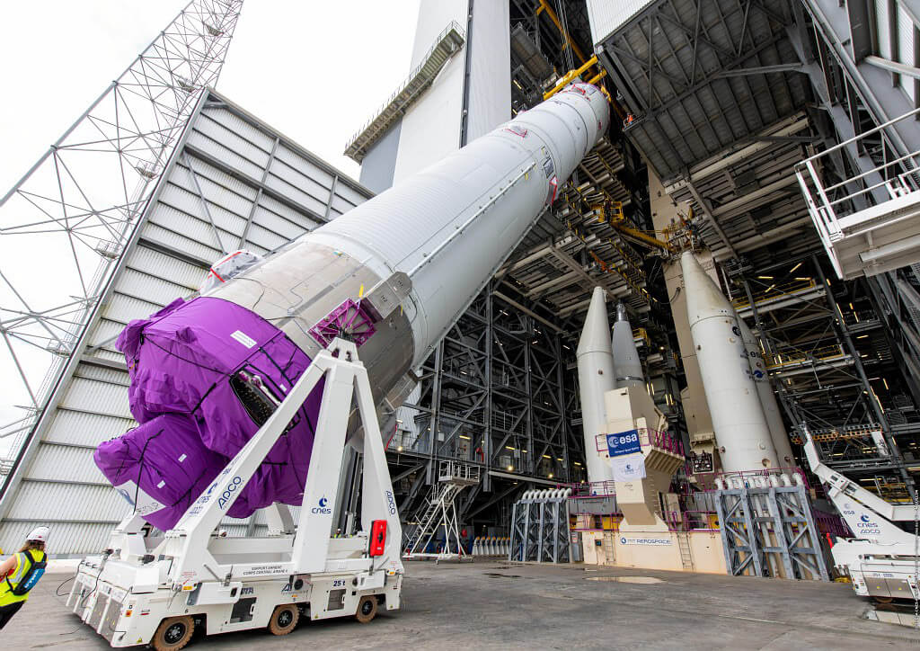PHOTO/ESA-CNES-Arianespace-ArianeGroup-P.Piron - El Ariane 6 en proceso de ser instalado en su plataforma de lanzamiento. De 63 metros de altura, sus propulsores pueden generar hasta 15.000 kilo Newton (kN)