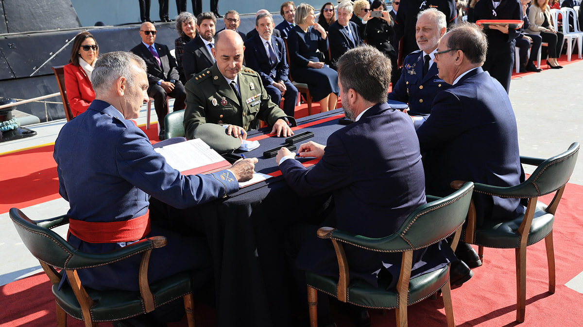 PHOTO/MDE-Iñaki Gómez - En la ceremonia de recepción del S-81 se suscribieron los documentos de transferencia del submarino por parte de Navantia a la Dirección General de Armamento y Material (en imagen) y después, de la DGAM a la Armada