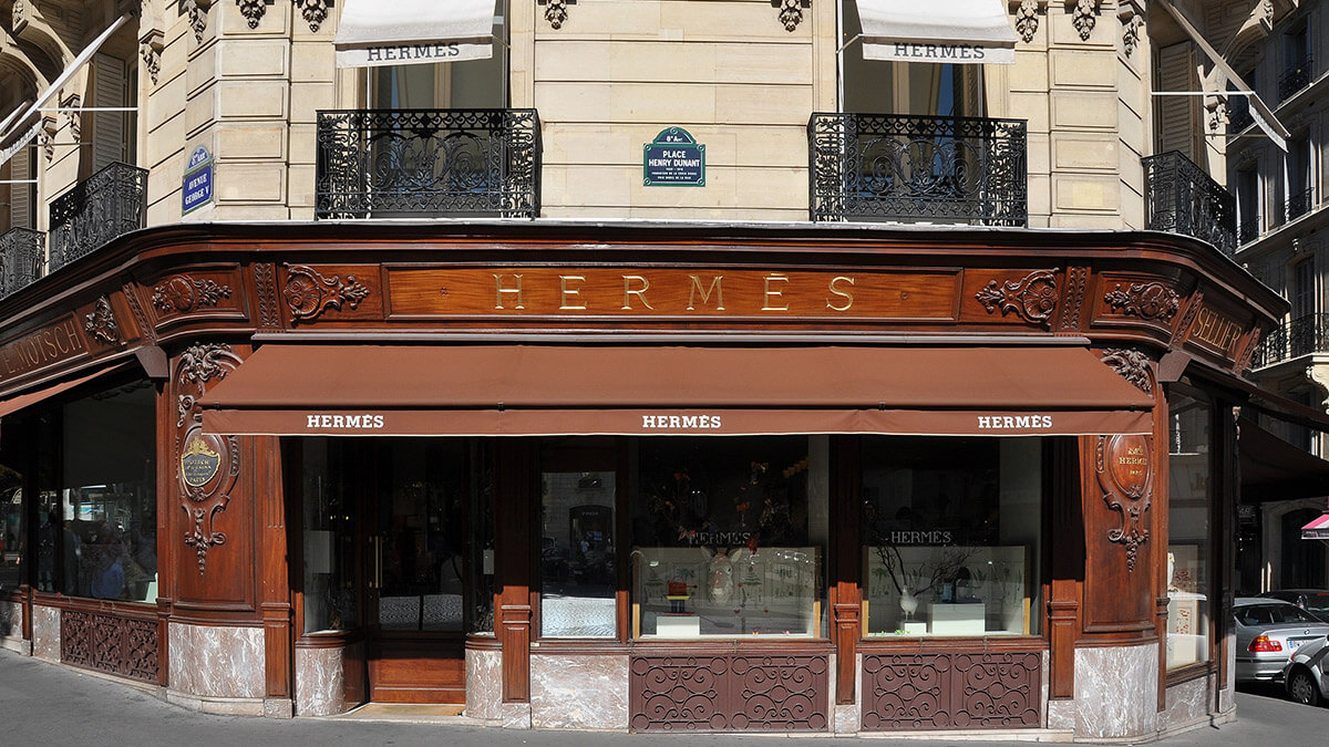 Hermès Store, Avenue George V, Paris
PHOTO/https://commons.wikimedia.org/wiki/File:Hermès_Store,_Avenue_George_V,_Paris_8e_003.JPG