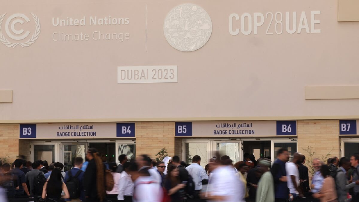 PHOTO/AFP/GUISEPPE CACACE – Varios delegados hacen cola para entrar en el recinto de Expo City durante las conversaciones sobre el clima de las Naciones Unidas COP28 en Dubái el 4 de diciembre de 2023