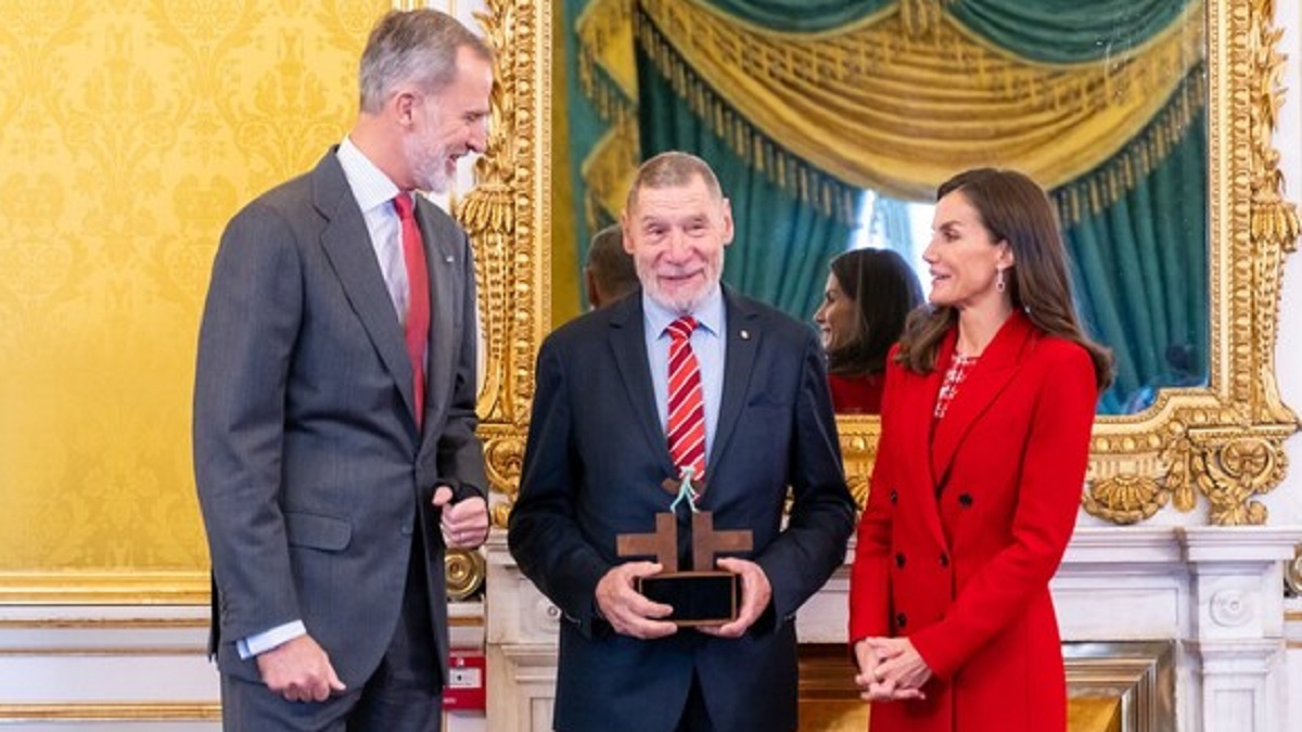 PHOTO/Instituto Cervantes/Fernando Llorente - Los Reyes, con Dieter Ingenschay tras entregarle en el Palacio Real de Aranjuez la estatuilla del Premio Ñ, una distinción del Instituto Cervantes que alcanza su tercera edición