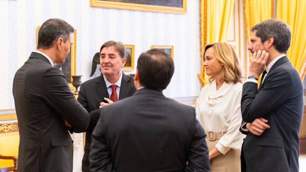 PHOTO/Instituto Cervantes/Fernando Llorente - Pedro Sánchez y Luis García Montero charlan tras concluir la reunión del Patronato en presencia de los ministros José Manuel Albares (de espaldas), Pilar Alegría y Ernest Urtasun