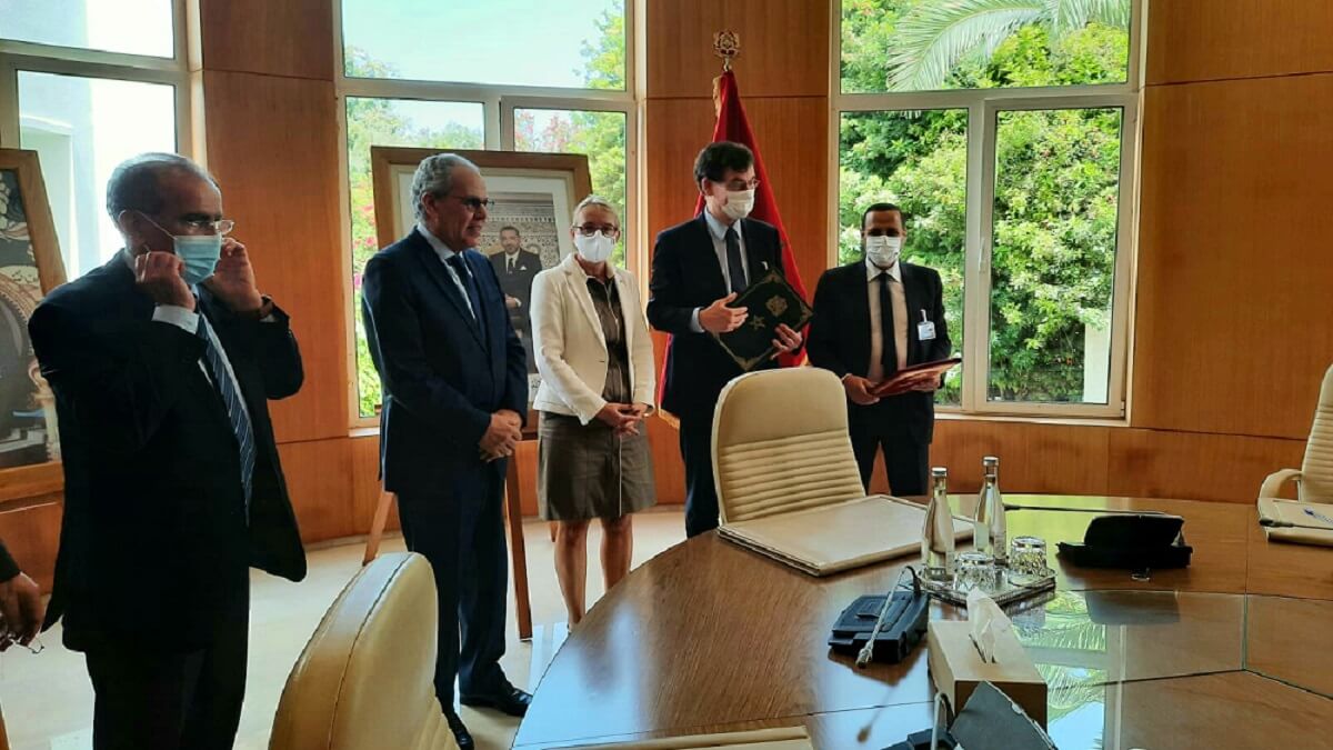 PHOTO/CNES - El presidente de la Agencia Espacial francesa, Philippe Baptiste, (segundo por la derecha) con el ministro de Defensa Abdellatif Loudiyi (sin mascarilla), bajo cuyo control está el Centro Real de Teledetección Espacial