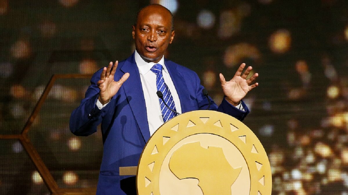PHOTO/AFP - El presidente de la CAF, Patrice Motsepe, habla durante la entrega de premios de la Confederación Africana de Fútbol (CAF) 2022, el 21 de julio de 2022, en Rabat, capital de Marruecos