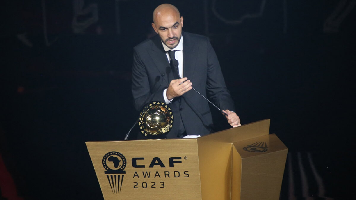 El entrenador de la selección marroquí, Walid Regragui, recibe el Premio al Entrenador Masculino del Año durante los Premios de la Confederación Africana de Fútbol (CAF) 2023 en Marrakech el 11 de diciembre de 2023
