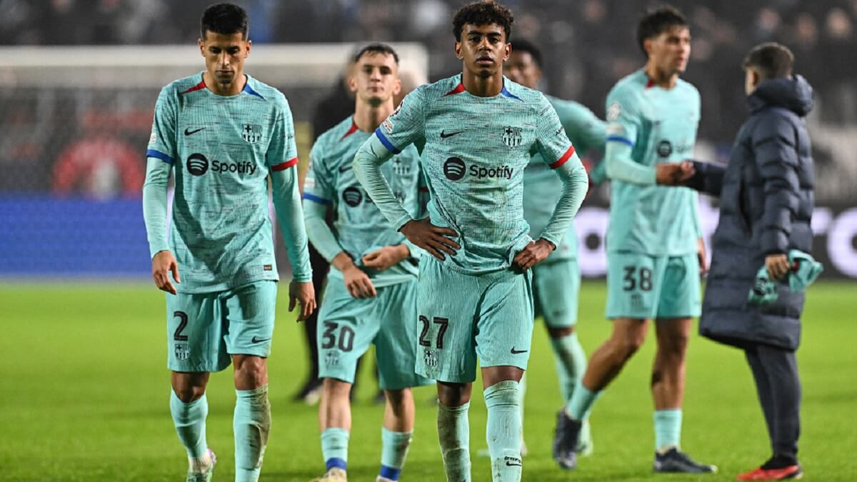 PHOTO/AFP/JOHN THYS - Los jugadores del Barcelona reaccionan tras perder al final del partido de fútbol del Grupo H de la UEFA Champions League entre el Royal Antwerp FC y el FC Barcelona en el Bosuilstadion de Amberes, el 13 de diciembre de 2023