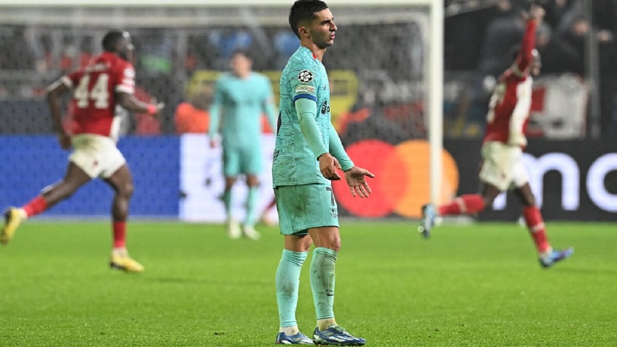 PHOTO/AFP/JOHN THYS - El delantero español del Barcelona Ferran Torres (C) reacciona después de que los jugadores del Amberes marcaran el tercer gol de su equipo durante el partido de fútbol del Grupo H de la UEFA Champions League entre el Royal Antwerp FC y el FC Barcelona en el Bosuilstadion de Amberes, el 13 de diciembre de 2023