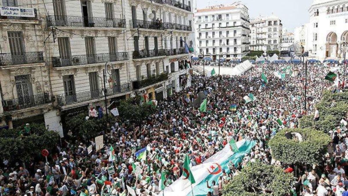 PHOTO/ARCHIVO - Protestas masivas en Argel contra el Gobierno a favor del movimiento del Hirak