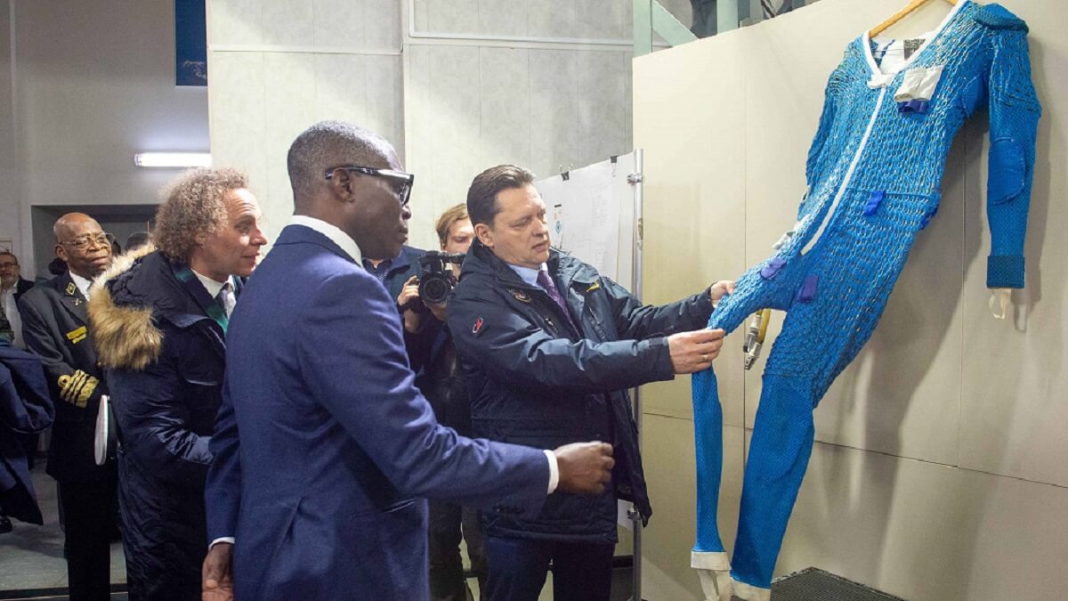 PHOTO/Roscosmos - El director general del Centro de Entrenamiento de Cosmonautas, Maxim Kharlamov, explica a Teodoro Nguema Obiang la ropa interior termorreguladora que visten los cosmonautas para sus salidas al espacio exterior