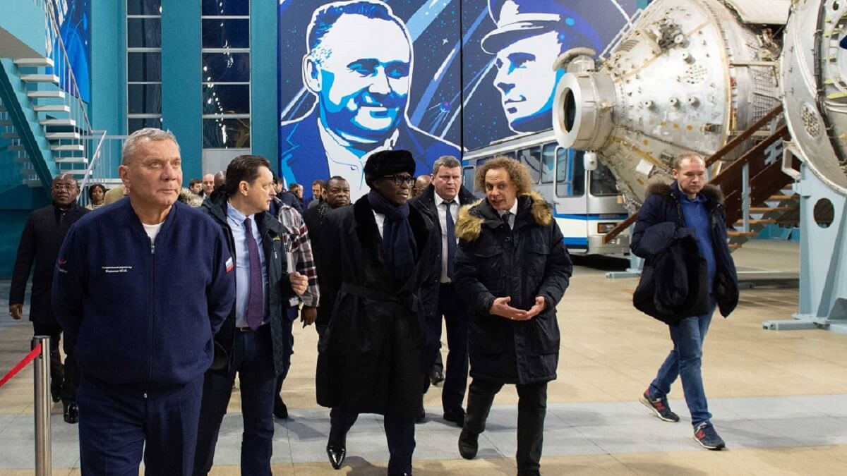 PHOTO/Roscosmos - Acompañado por el director general de la Agencia Espacial de Rusia, Yuri Borisov (izquierda), Teodoro Nguema Obiang recorre las principales instalaciones y simuladores donde se adiestran los cosmonautas