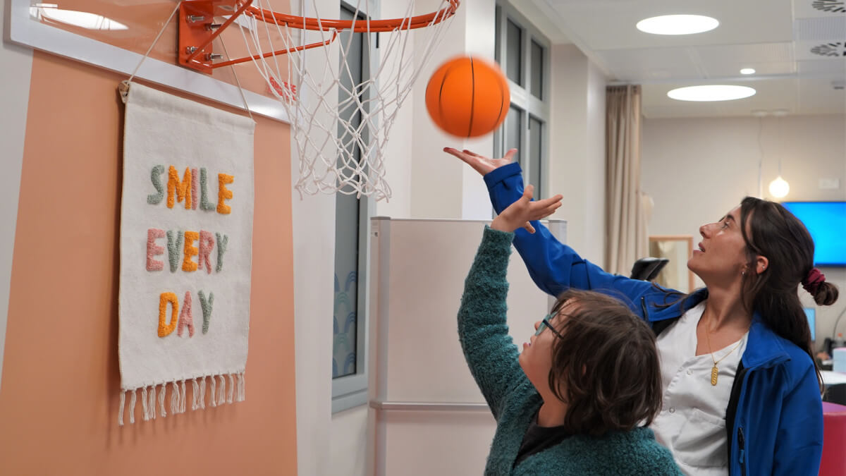 El Hospital Vall d’Hebron se dota de un gimnasio de rehabilitación para niños y adolescentes gracias a la Fundación ”la Caixa” y The Ricky Rubio Foundation.