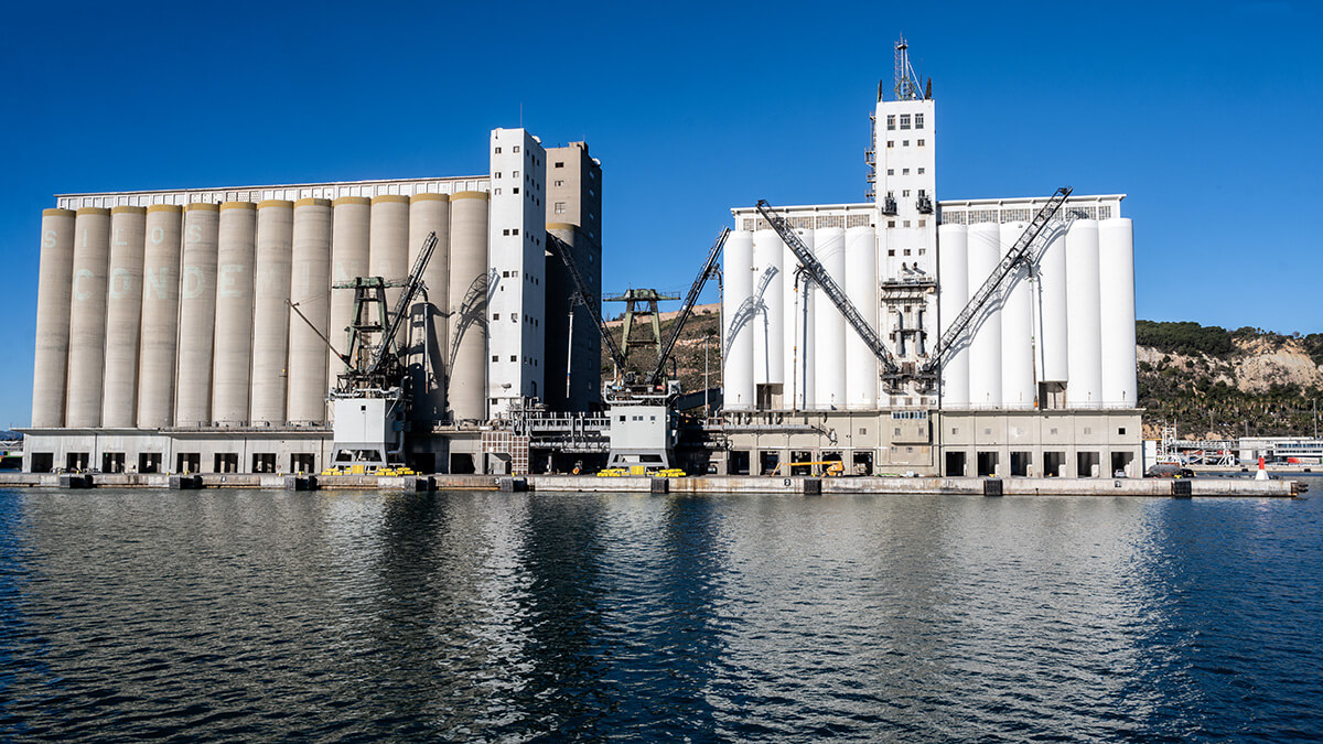 PHOTO/ATALAYAR/GUILLERMO LÓPEZ - Silo en el Port de Barcelona
