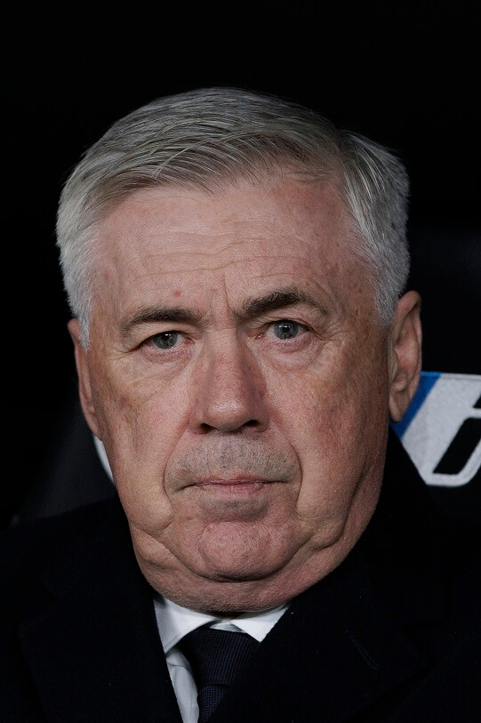 PHOTO/NURPHOTO VÍA AFP/GUILLERMO MARTÍNEZ - Carlo Ancelotti, entrenador del Real Madrid, observa el partido de la Liga 2023/24 entre el Real Madrid y el Villarreal en el estadio Santiago Bernabéu en Madrid, España, el 17 de diciembre de 2023