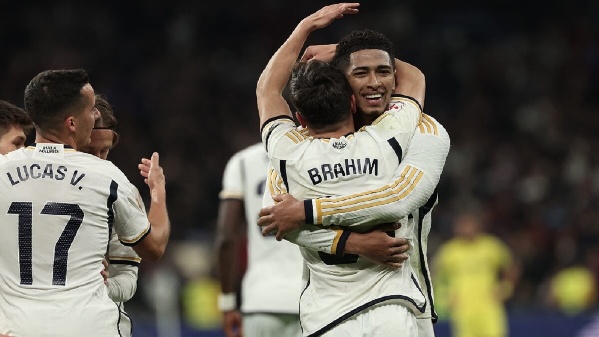 PHOTO/AFP/THOMAS COEX - El delantero español del Real Madrid Brahim Díaz abraza al centrocampista inglés del Real Madrid Jude Bellingham tras marcar el tercer gol de su equipo durante el partido de fútbol de la Liga española entre el Real Madrid CF y el Villarreal CF en el estadio Santiago Bernabéu de Madrid el 17 de diciembre de 2023
