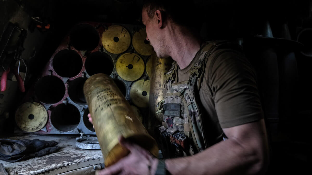 MARIA SENOVILLA_ Interior de un cañón autopropulsado 2S3, de diseño soviético, que las tropas ucranianas utilizan en el frente de combate de Donetsk