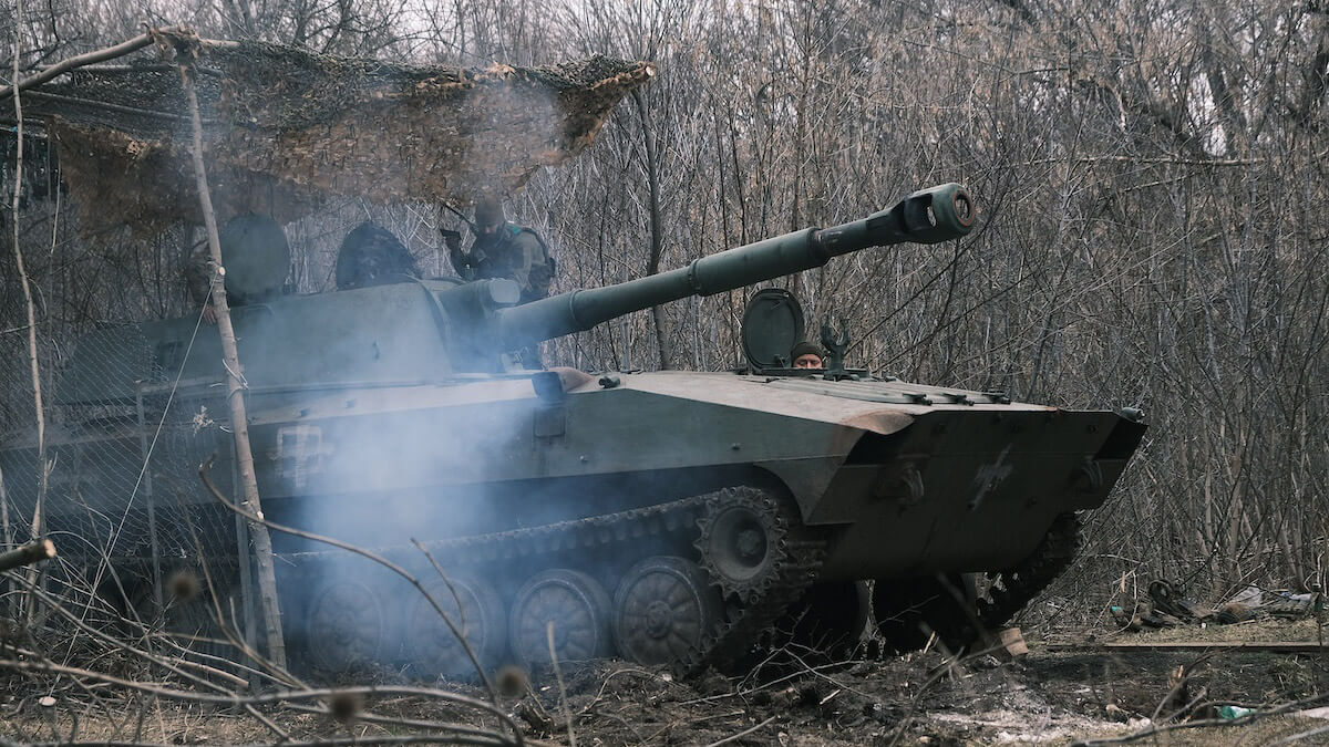 Un cañón autopropulsado ucraniano, después de disparar varias rondas de artillaría contra las líneas rusas en el frente de combate de Donetsk - PHOTO/MARÍA SENOVILLA