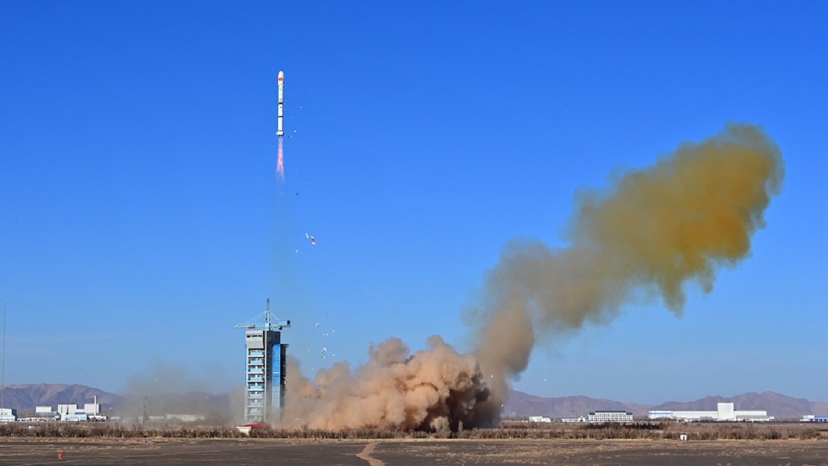 Un cohete portador Long March-2C que transporta el satélite MISRSAT-2 despega del Centro de Lanzamiento de Satélites de Jiuquan, en el noroeste de China, el 4 de diciembre de 2023 – PHOTO/XINHUA VÍA AFP