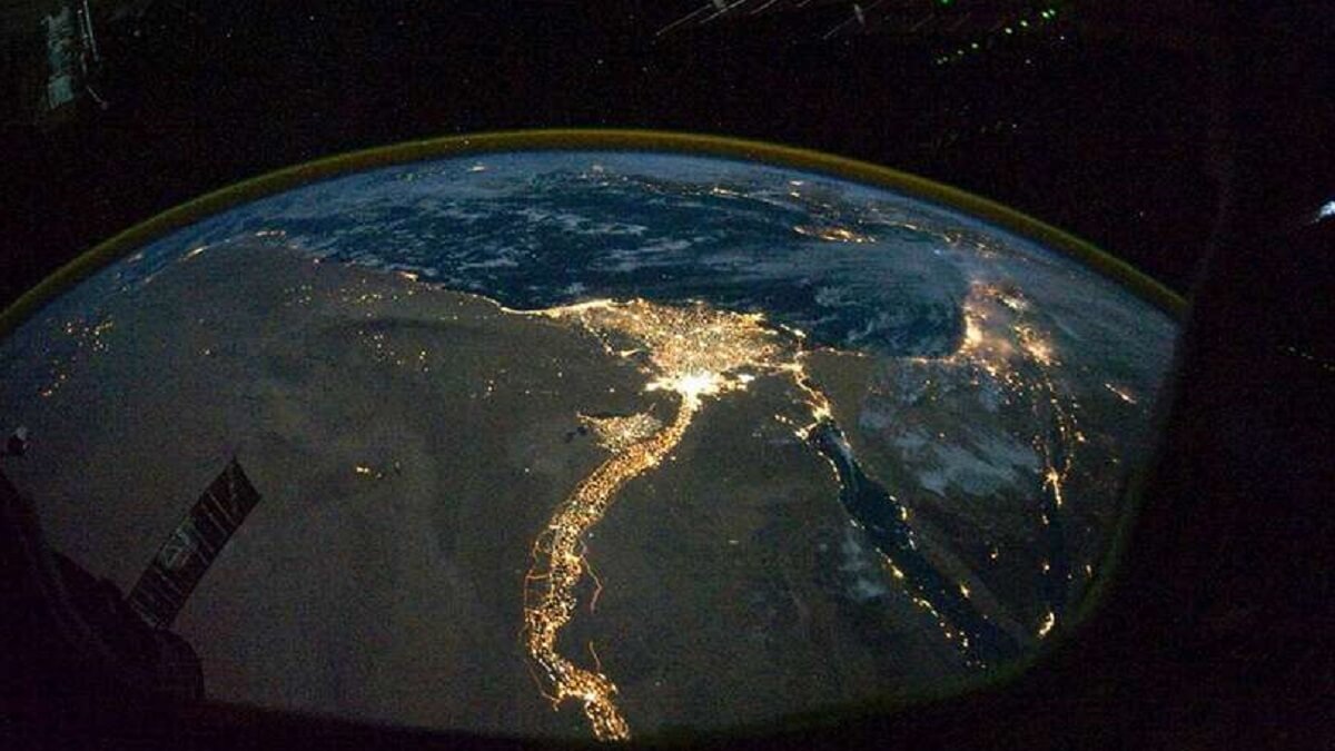 La mayor parte de los 100 millones de habitantes egipcios se concentran en el delta del Nilo y a lo largo de su curso. La imagen está tomada desde la Estación Espacial Internacional situada a unos 340 kilómetros de altura de la Tierra - PHOTO/NASA
