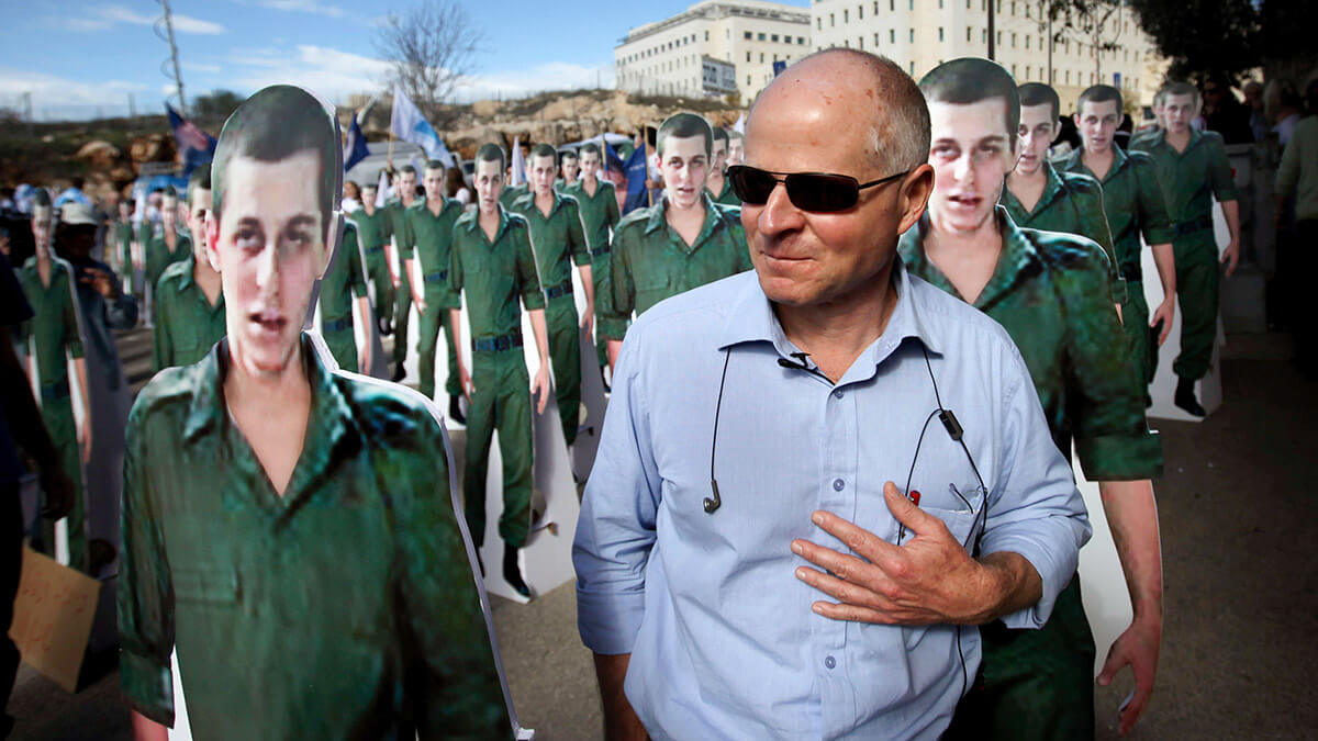 Fotografía de archivo, Noam Schalit, padre del soldado israelí capturado Gilad Schalit, junto a figuras de cartón de su hijo, durante una protesta pidiendo la liberación de Gilads, frente a la Oficina del Primer Ministro en Jerusalén, el lunes 21 de diciembre de 2009
AP/ODED BALILTY