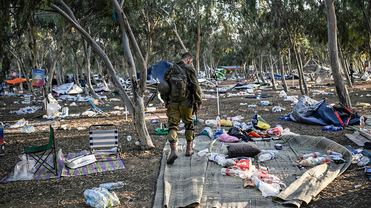 Un soldado israelí patrulla cerca del kibutz Beeri, en el sur de Israel, el 12 de octubre de 2023
AFP/ARIS MESSINIS