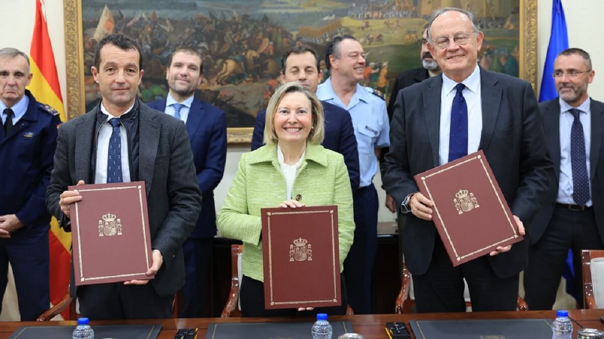 PHOTO/MDE - El contrato para el desarrollo y fabricación de 14 lanzacohetes SILAM ha sido suscrito por Amparo Valcarce, el presidente de Escribano, Ángel Escribano (derecha) y el de Expal, almirante José Luis Urcelay