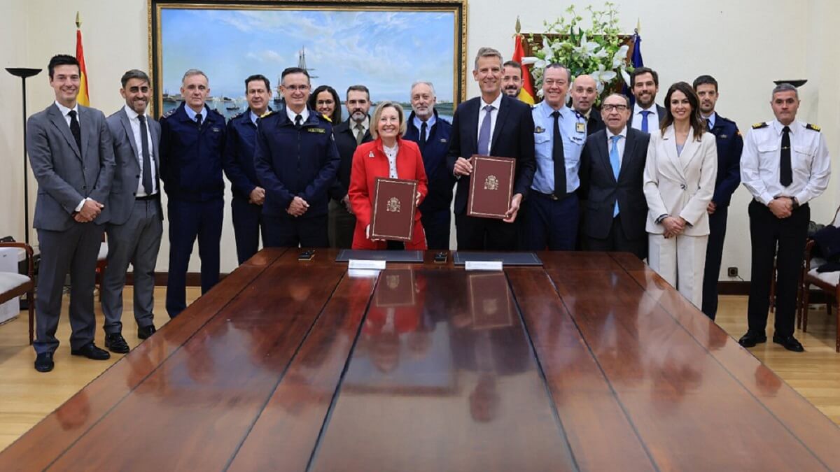 PHOTO/MDE - La imagen recoge el momento posterior a la firma de compra de 16 Airbus C-295 por 1.695 millones de euros, a la acudió el máximo responsable de Airbus Defenece and Space, el alemán Mike Schoellhorn