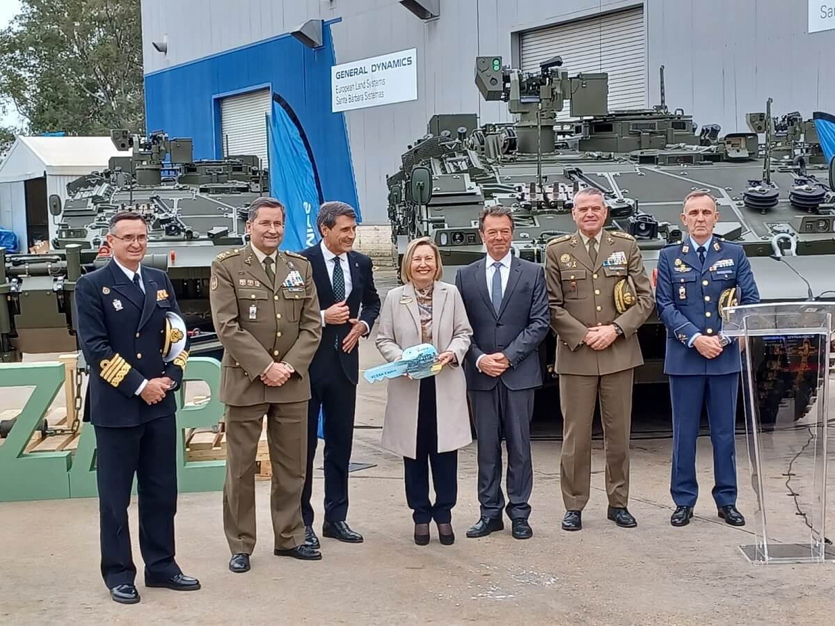 PHOTO/MDE-GDELS-Santa Bárbara - La semana anterior a la maratón contractual, Amparo Valcarce asistió a la ceremonia de entrega al Ejército de los seis primeros vehículos de combate de zapadores “Castor”