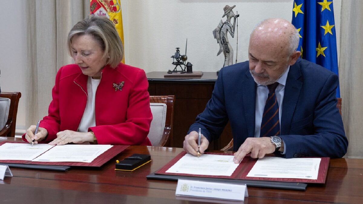 PHOTO/MDE - Amparo Valcarce y el presidente del consorcio Tess, general Javier Abajo, refrendan el contrato que da comienzo a las actividades previas de diseño y desarrollo del futuro Vehículo de Apoyo de Cadenas (VAC) del Ejército