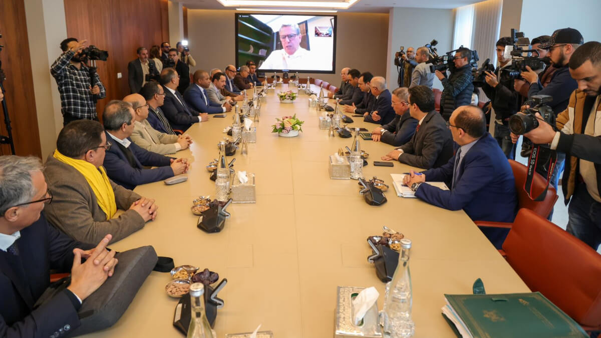 El primer ministro marroquí, Aziz Akhannouch, preside de manera virtual la reunión celebrada entre el Gobierno marroquí y los representantes de los cinco sindicatos principales del sector de la educación. En la reunión estuvo presente el ministro de Educación, Chakib Benmoussa (https://cg.gov.ma/)