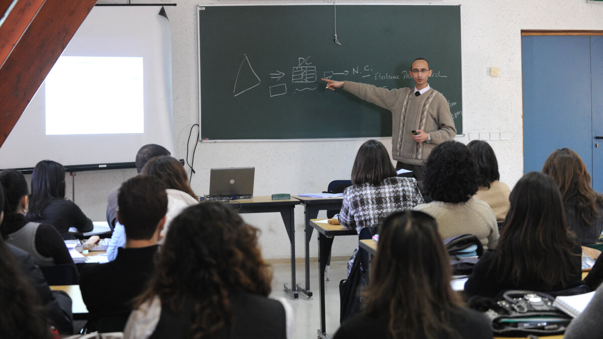 Profesor durante una clase de la Universidad en Ifrane (Marruecos) - AFP PHOTO/ABDELHAK SENNA