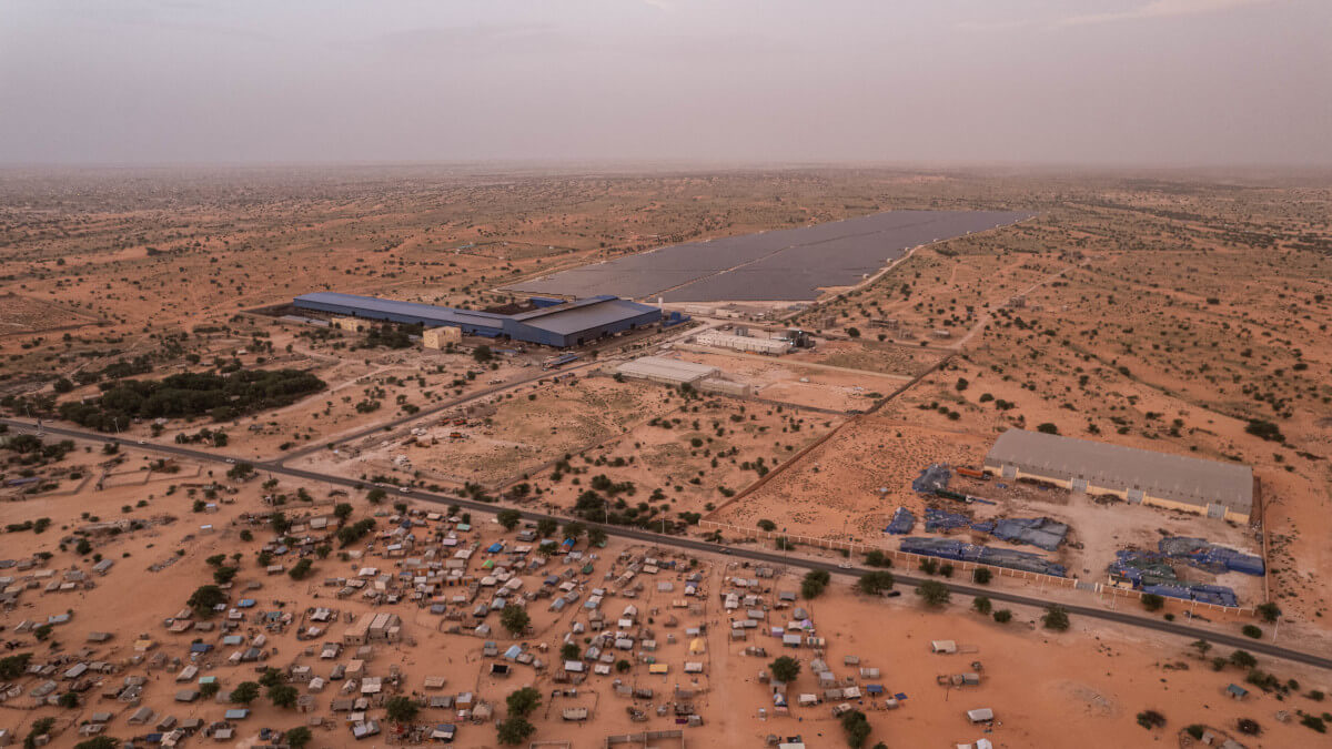 Un asentamiento informal junto a la gran granja solar de 50 megavatios en las afueras de Nouakchott el 25 de septiembre de 2023 - MED LEMINE RAJEL / AFP