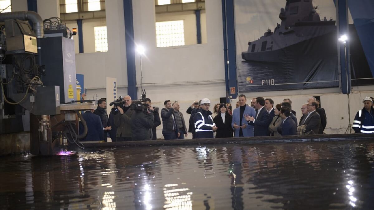 PHOTO/Navantia - El presidente de Navantia, Ricardo Domínguez, explica a Pedro Sánchez los pormenores del llamado “corte de chapa” de la F-112, que es exactamente el mismo proceso que ya le relató en abril de 2022 con el corte de la F-111