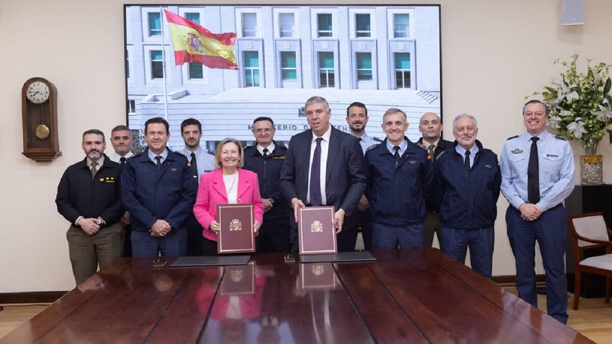 PHOTO/MDE - Amparo Valcarce, con el consejero delegado de Indra, José Vicente de los Mozos. Detrás está el subdirector general de Adquisiciones, coronel Caminero, el que en realidad ejerce las competencias delegadas de la DGAM para contratar