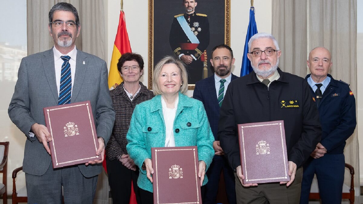 PHOTO/MDE - La SEDEF, con el alcalde de San Sebastián, Eneko Goia, una vez que el general Sebastián Marcos ha suscrito la transferencia del histórico acuartelamiento de Loyola. Obsérvense los rostros de los protagonistas de la cesión y recepción