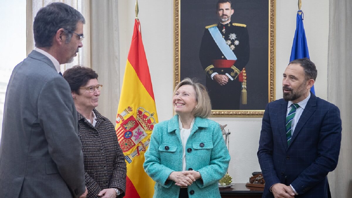 PHOTO/MDE - Amparo Valcarce sonríe al alcalde de San Sebastián y al séquito que le acompañó hasta la sede del Ministerio de Defensa, donde se suscribió la transferencia del cuartel de Loyola a la corporación de la capital de Vizcaya
