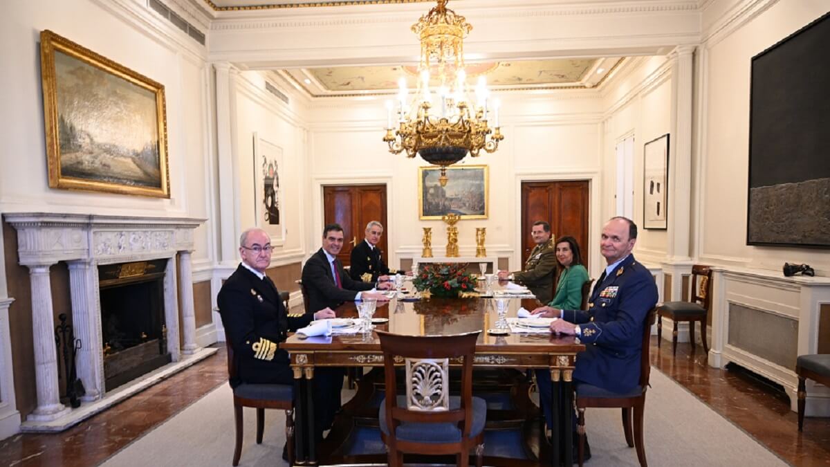 PHOTO/Pool Moncloa-Fernando Calvo - Como remate casi final de los planes trazados por el BATAPLOF, el presidente Sánchez tuvo su primer almuerzo del año con los cuatro altos mandos de las Fuerzas Armadas y la ministra de Defensa