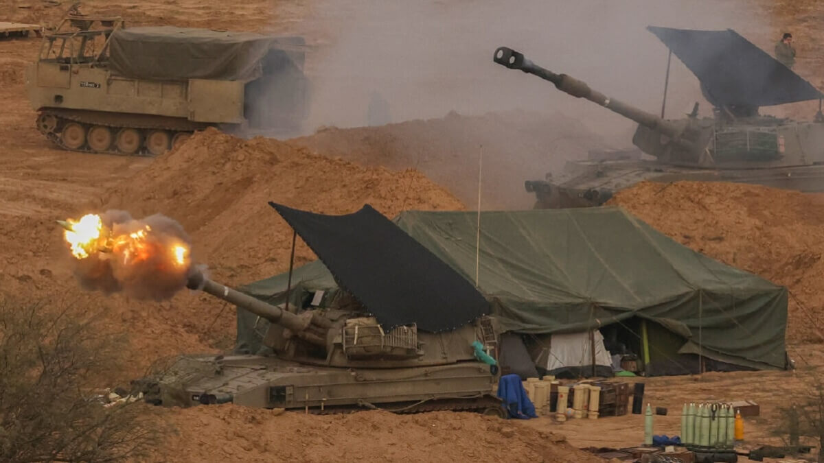 Un obús de artillería autopropulsada del ejército israelí dispara proyectiles desde una posición cercana a la frontera con la Franja de Gaza, en el sur de Israel, el 28 de diciembre de 2023, en medio de los combates en curso entre Israel y el grupo militante palestino Hamás – PHOTO/JACK GUEZ/AFP