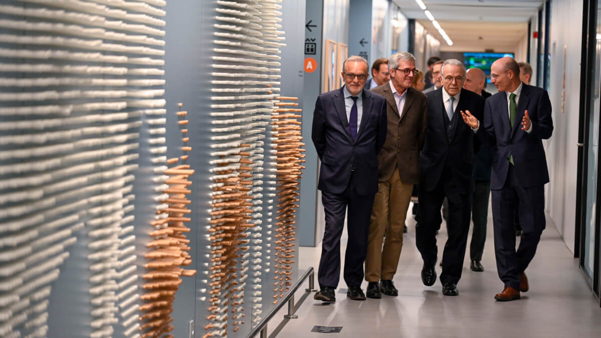 De izquierda a derecha, el director gerente del Hospital Sant Joan de Déu Barcelona, Manel del Castillo; el Hermano del Orden Hospitalario de Sant Joan de Déu, Joaquim Erra; el Presidente de la Fundación ”la Caixa”, Isidro Fainé, y el director de la Fundació de Recerca Sant Joan de Déu, Emili Bargalló.