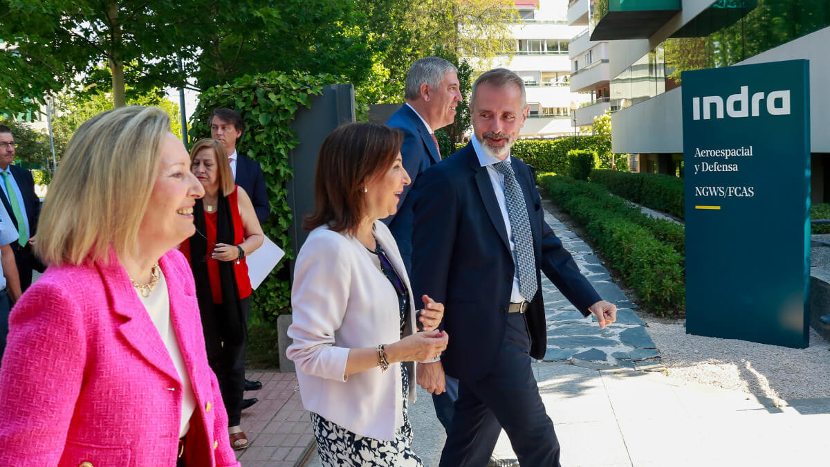 HOTO/MDE-Raúl Somonte - El eje Castellana-Alcobendas, personificado por Margarita Robles, Amparo Valcarce y Marc Murtra, está atento a las instrucciones que emanan desde el BATAPLOF