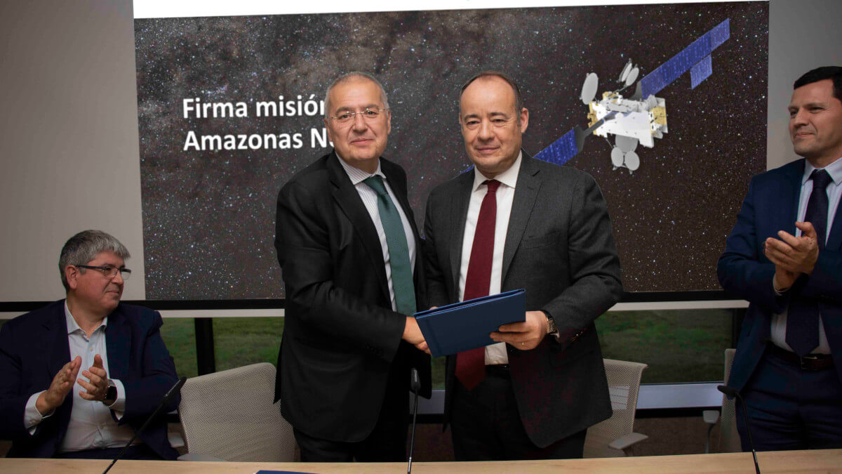 PHOTO/Hispasat - La tecnológica quiere llevarse a la boca el suculento bocado que significa hacerse con el control de Hispasat. Su consejero delegado es Miguel Angel Panduro (de pie, izquierda) y su nuevo presidente el ex ministro Pedro Duque