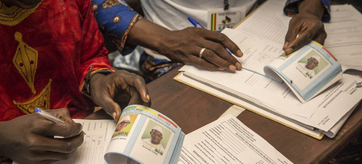 Funcionarios electorales de Malí preparan el material para la segunda vuelta de las elecciones presidenciales el día de la votación en un colegio electoral del distrito de Banaconi, en Bamako -