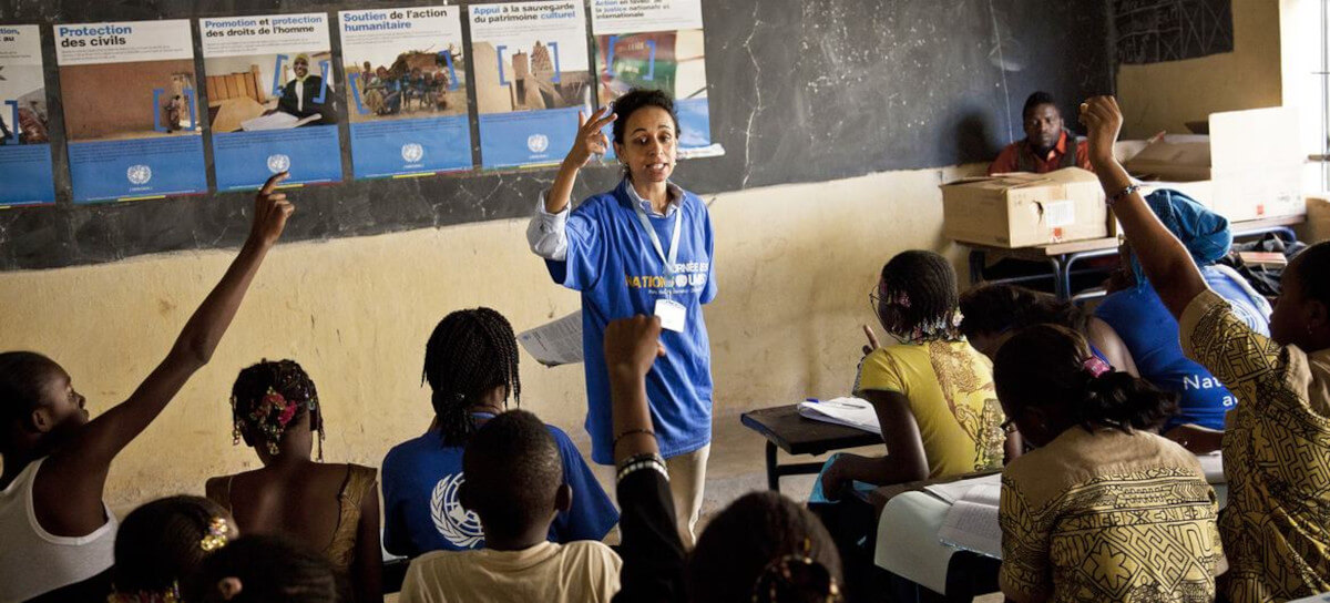 ARCHIVO ONU/Marco Dormino Un miembro del personal civil de las Naciones Unidas explica el mandato de la misión de mantenimiento de la paz, MINUSMA, a estudiantes en Bamako, Malí. (Foto de archivo: 2013)