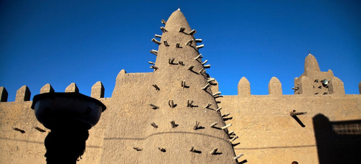 ONU/Marco Dormino Los habitantes de Tombuctú pasan junto a la mezquita de Djingareyber, una de las estructuras arquitectónicas históricas que le valieron a la ciudad ser declarada Patrimonio de la Humanidad por la UNESCO.