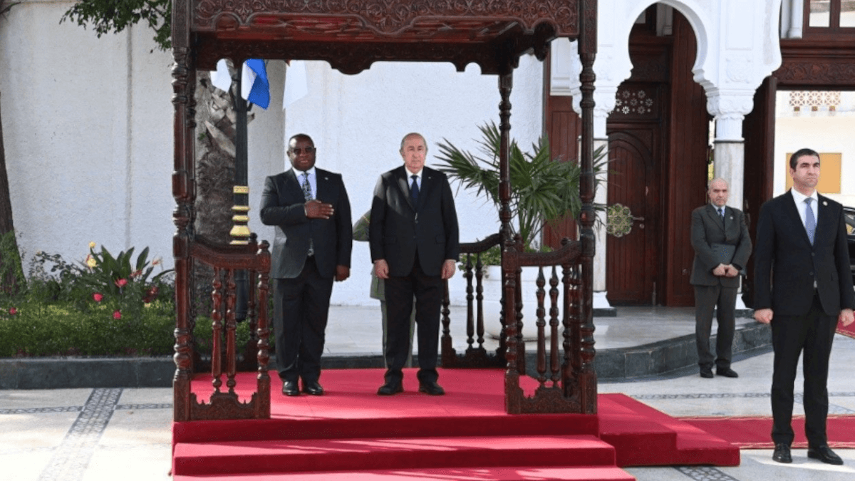 le président Du Sierra Léone a été accueilli au palais présidentiel et non pas à l'aéroport