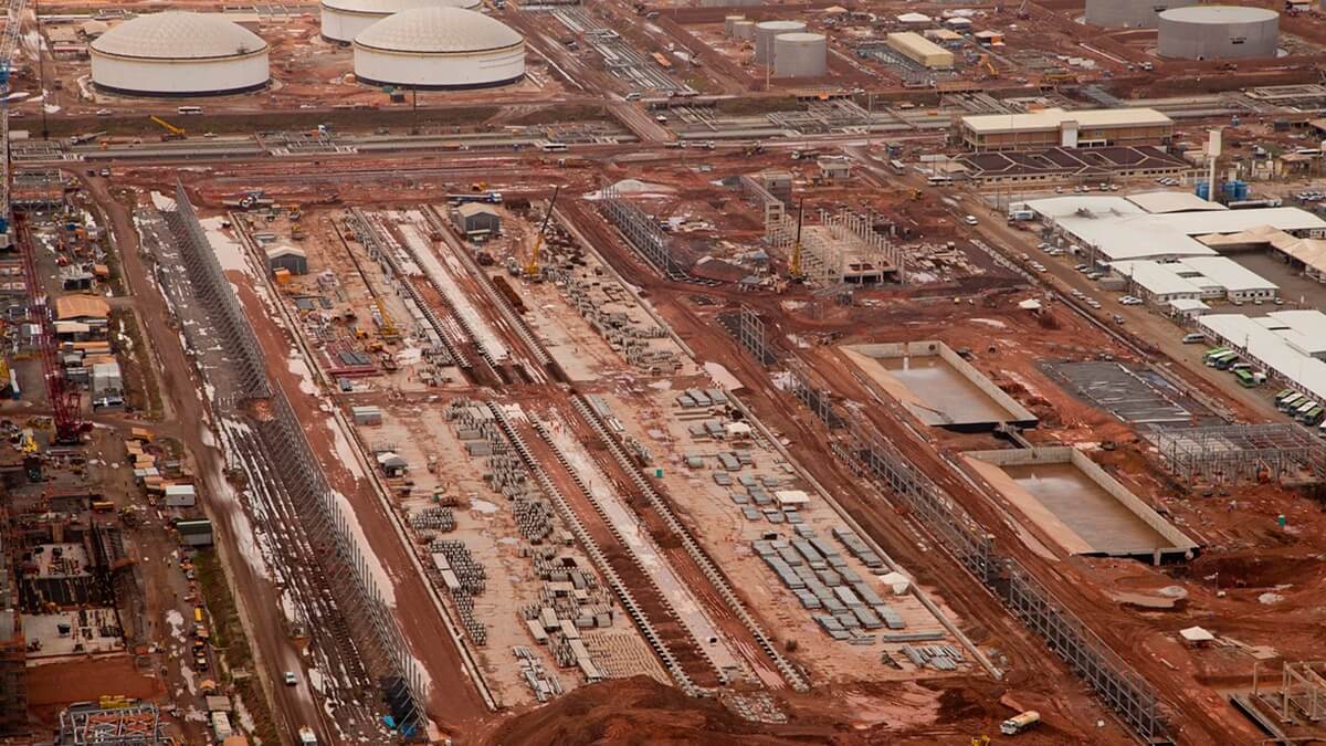 Construcción de una planta petrolífera (PHOTO/PIXABAY)